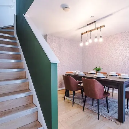 Tranquil 3 Bedroom Retreat With Parking Manchester