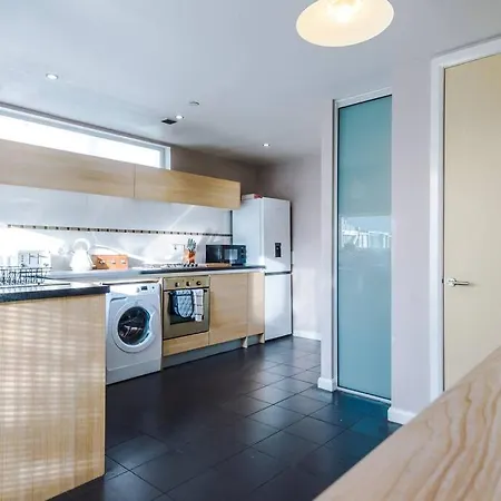 Holiday home Tranquil 3 Bedroom Retreat With Parking Manchester