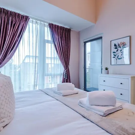 Tranquil 3 Bedroom Retreat With Parking Manchester