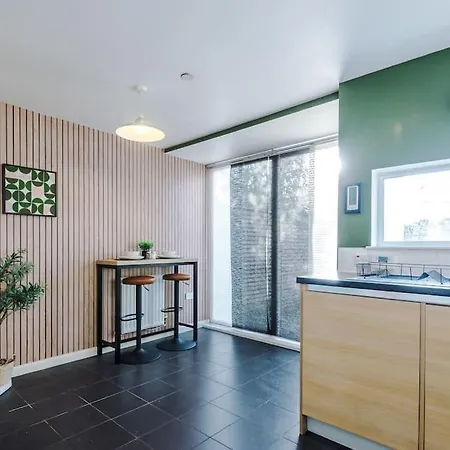Tranquil 3 Bedroom Retreat With Parking