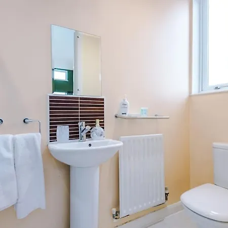 Holiday home Tranquil 3 Bedroom Retreat With Parking *