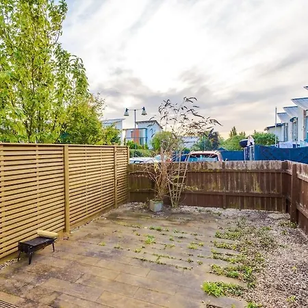 Tranquil 3 Bedroom Retreat With Parking *