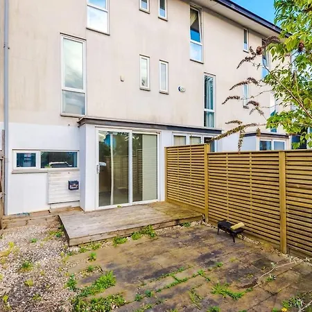 Tranquil 3 Bedroom Retreat With Parking * Manchester