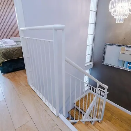 Tranquil 3 Bedroom Retreat With Parking Manchester