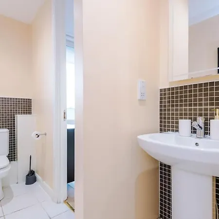 Holiday home Tranquil 3 Bedroom Retreat With Parking Manchester