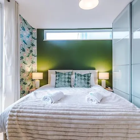 Tranquil 3 Bedroom Retreat With Parking Manchester