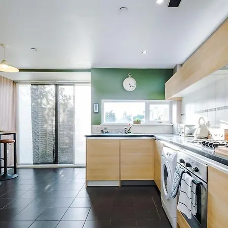 Tranquil 3 Bedroom Retreat With Parking