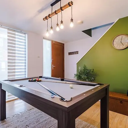 Tranquil 3 Bedroom Retreat With Parking * Manchester