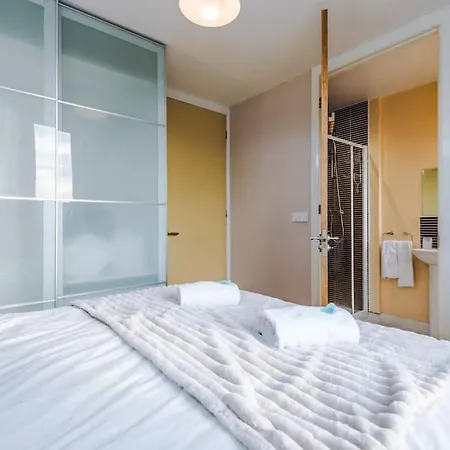 Tranquil 3 Bedroom Retreat With Parking *