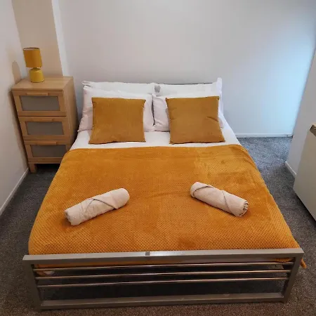 Luxury 2 Bed On River, Wifi, Parking, Garden