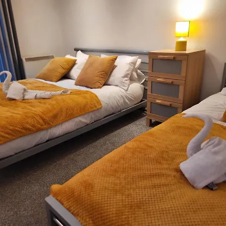 Luxury 2 Bed Apt On River, Wifi, Parking, Garden *