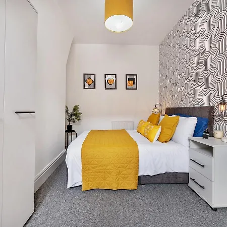 Pass The Keys Chic 3-bed In Near Media City & Old Trafford Manchester