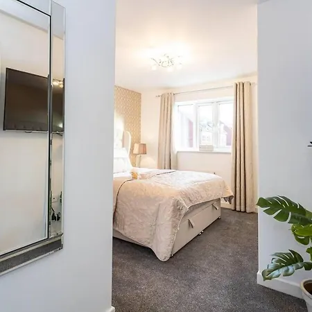 Beautifully Designed 3 Bed House - In בית נופש