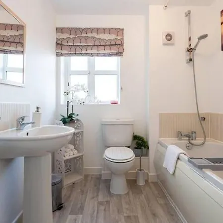 Beautifully Designed 3 Bed House - In