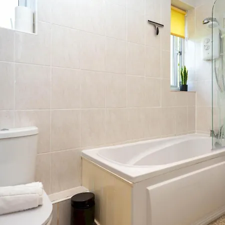 Pass The Keys Spacious 3-bed House With Garden In Leafy South