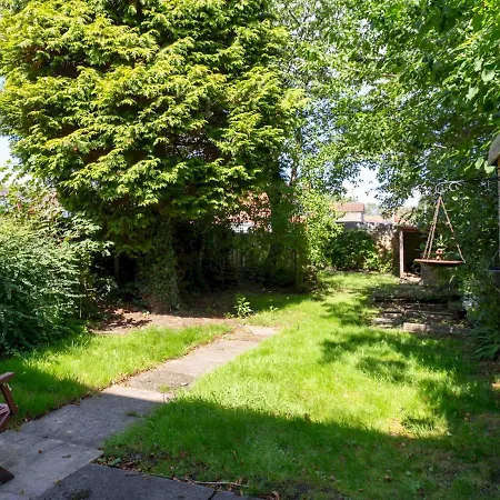Pass The Keys Spacious 3-bed House With Garden In Leafy South * Manchester