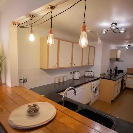 Extremely Spacious Centre *