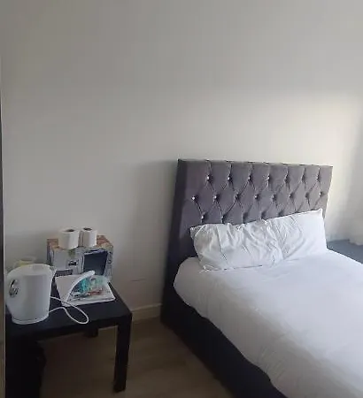 Free Car Park And Walk To Coop, Etihad , Piccadilly ホームステイ