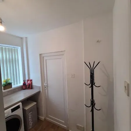 Business Friendly 2br House Sleeps 5, Wi-fi, Workspace & Free Parking Mánchester