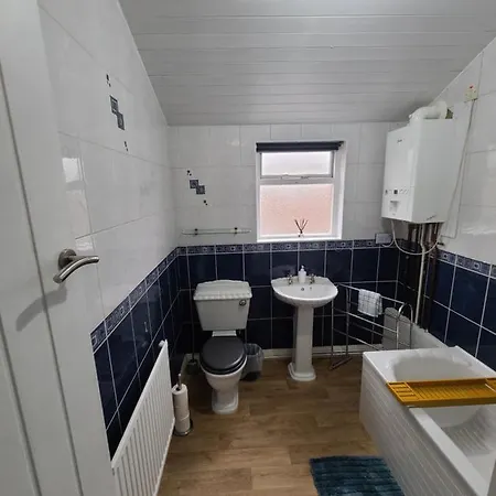 Business Friendly 2br House Sleeps 5, Wi-fi, Workspace & Free Parking 別荘