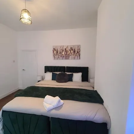 Nyaraló Business Friendly 2br House Sleeps 5, Wi-fi, Workspace & Free Parking Manchester