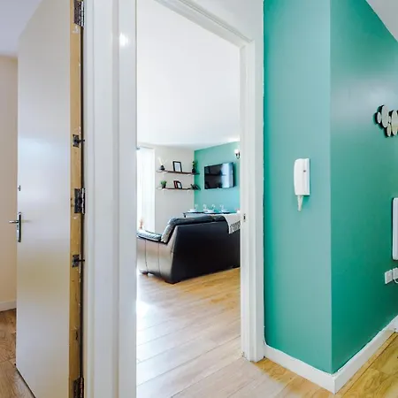 Mcr Near Ao Arena, Parking Available Nearby Apartment