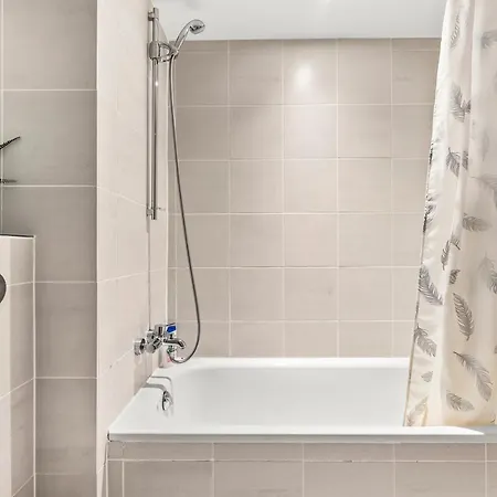 Large - Sleeps 8 Apartment