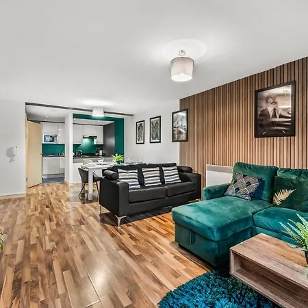 Large - Sleeps 8 Apartment Manchester