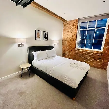 Stunning 2 Bedroom In The Centre דירה *