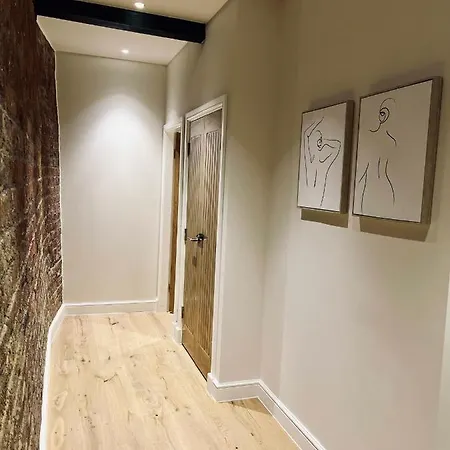 Stunning 2 Bedroom In The Centre *
