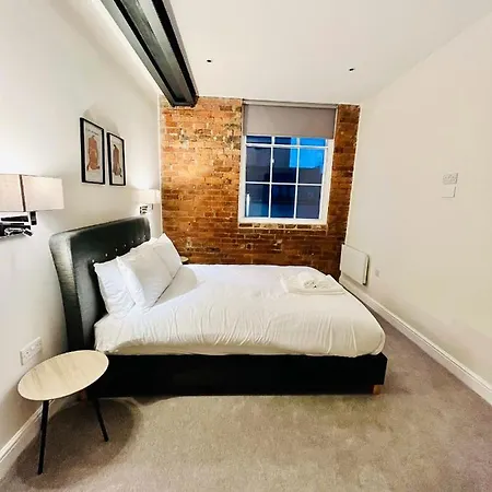 Stunning 2 Bedroom In The Centre Apartment *