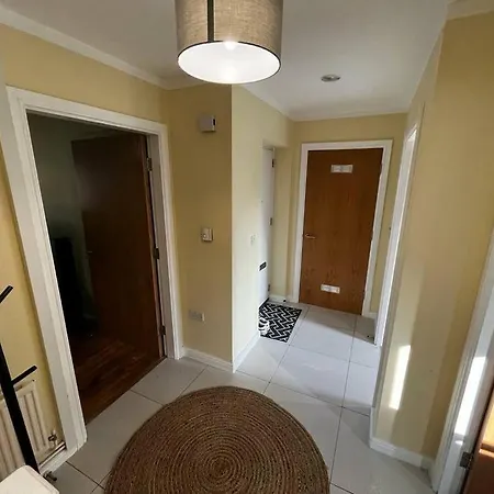 בית נופש Deluxe 4 Bed House Near The Etihad By Snoozystays מנצ'סטר