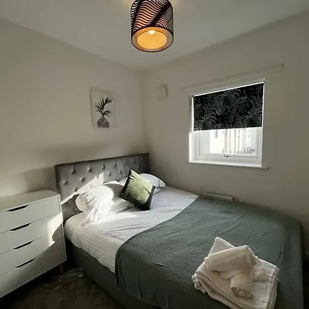 בית נופש Deluxe 4 Bed House Near The Etihad By Snoozystays *