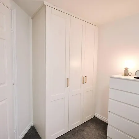 Pluxa Green Glade - Urban Haven With Parking, Workspace, Wi-fi *