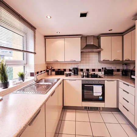 Pluxa Green Glade - Urban Haven With Parking, Workspace, Wi-fi Apartmán
