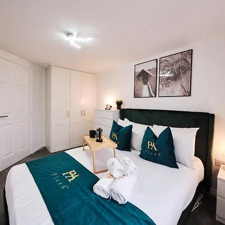 Pluxa Green Glade - Urban Haven With Parking, Workspace, Wi-fi Appartement *