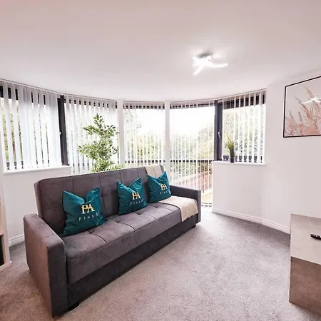 Pluxa Green Glade - Urban Haven With Parking, Workspace, Wi-fi *