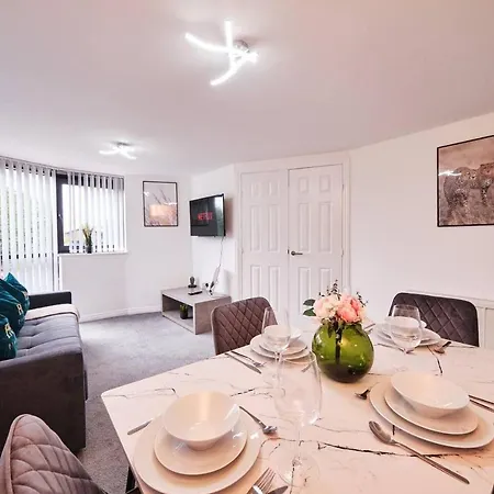 Apartmán Pluxa Green Glade - Urban Haven With Parking, Workspace, Wi-fi