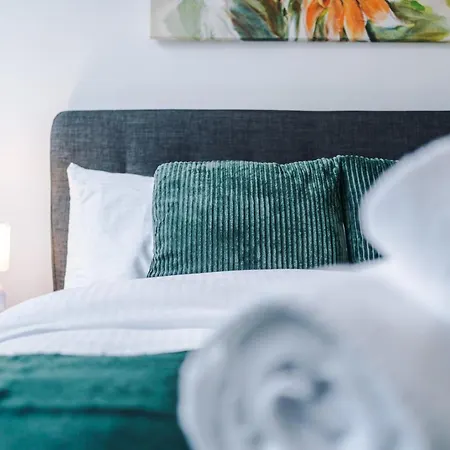 Stylish Haven: 2-bed Apartment Manchester