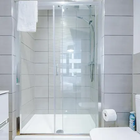 New! Stylish 2-bed In By 53 Degrees - Amazing Location, Ideal For Small Groups - Sleeps 4!