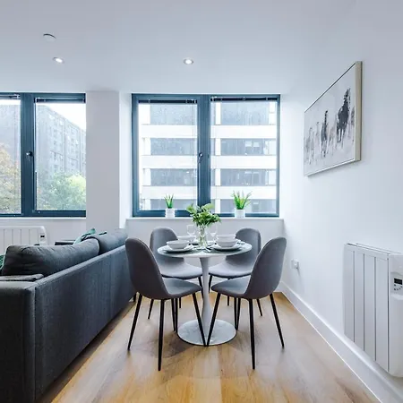 New! Stylish 2-bed In By 53 Degrees - Amazing Location, Ideal For Small Groups - Sleeps 4! * Manchester