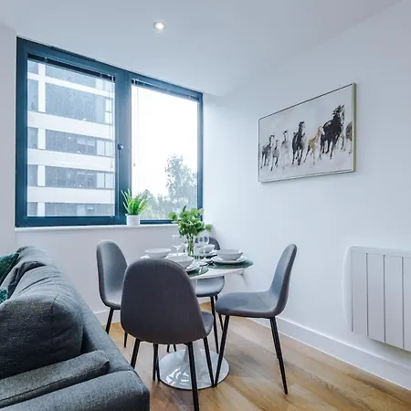 Stylish Haven: 2-bed Apartment