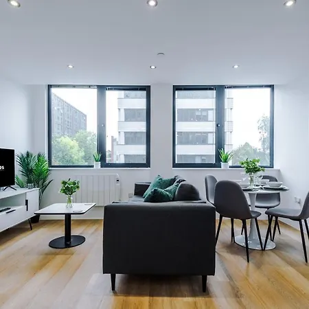 New! Stylish 2-bed In By 53 Degrees - Amazing Location, Ideal For Small Groups - Sleeps 4! *