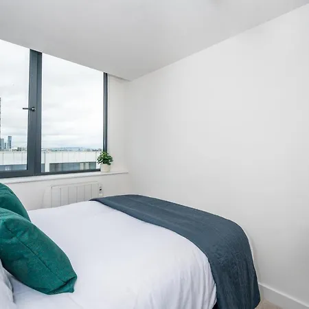 2 Bed - 5 Mins From Old Trafford *