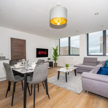 2 Bed - 5 Mins From Old Trafford