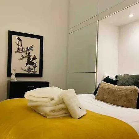 Miloe Homes ~ Old Trafford Apartment *