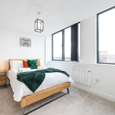 Chic Luxury Near Old Trafford Stadiums Апартаменты *