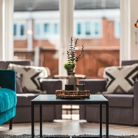 Luxurious 3 Bed Home, Free Parking Holiday home *