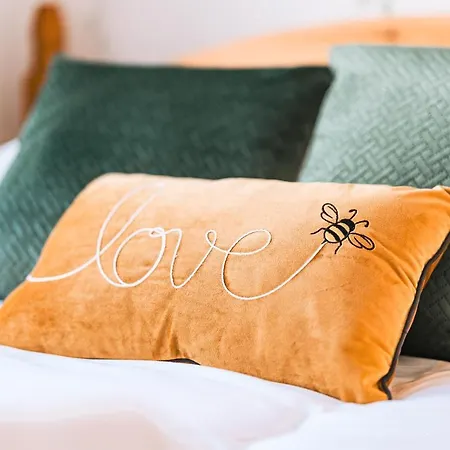 Luxurious 3 Bed Home, Free Parking