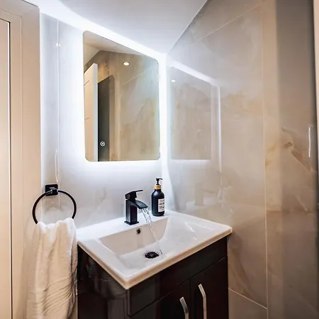 Luxurious 3 Bed Home, Free Parking * マンチェスター